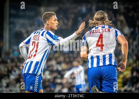 Odense, Danemark. 23e, octobre 2023. Charly Horneman (21) et Bjorn Paulsen (4) de l'OB vus lors du match 3F Superliga entre Odense BK et FC Midtjylland au nature Energy Park à Odense. (Crédit photo : Gonzales photo - Nicolai Bethelsen). Banque D'Images