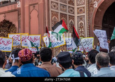 LAHORE, PAKISTAN - 20 OCTOBRE 2023 : patrons d'une manifestation pro-palestinienne devant la mosquée Badshahi à Lahore. Banque D'Images