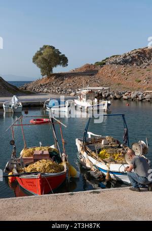 Agia Fotini, Crète, Grèce. 25.09.2023. Petits bateaux de pêche dans le port grec d'Agia Fotini, au nord de la Crète. Banque D'Images