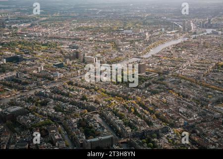 Une vue aérienne de la ville d'Amsterdam, pays-Bas, un après-midi d'automne Banque D'Images