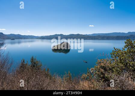 Îles au cœur du lac Lugu en Chine Banque D'Images