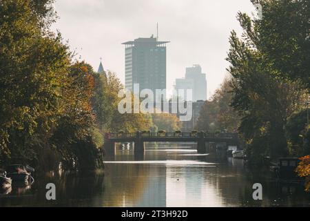 Des arbres bordent un canal d'Amsterdam un matin d'automne Banque D'Images