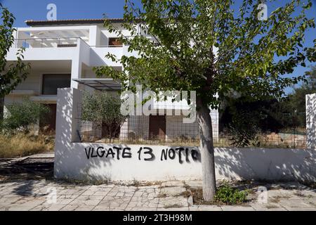 Vouliagmeni Athènes Attique Grèce Graffiti sur l'extérieur de la maison Banque D'Images