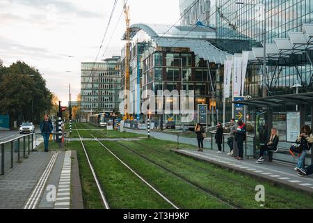 Les navetteurs attendent à l'arrêt de tramway Station Zuid à Amsterdam, aux pays-Bas, par une fraîche matinée d'automne Banque D'Images