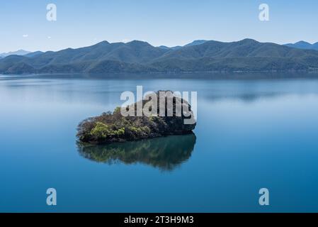 Îles au cœur du lac Lugu en Chine Banque D'Images