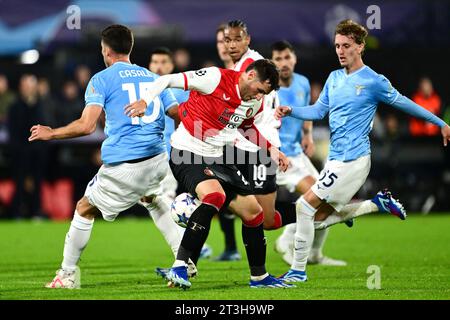 ROTTERDAM - (de gauche à droite) Nicolo Casale du SS Lazio, Santiago Gimenez du Feyenoord, Nicolo Rovella du SS Lazio lors du match du groupe E de l'UEFA Champions League entre Feyenoord et Lazio Roma au Feyenoord Stadion de Kuip le 25 octobre 2023 à Rotterdam, pays-Bas. ANP OLAF KRAAK Banque D'Images
