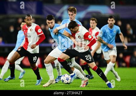 ROTTERDAM - (de gauche à droite) Nicolo Casale du SS Lazio, Santiago Gimenez du Feyenoord, Nicolo Rovella du SS Lazio lors du match du groupe E de l'UEFA Champions League entre Feyenoord et Lazio Roma au Feyenoord Stadion de Kuip le 25 octobre 2023 à Rotterdam, pays-Bas. ANP OLAF KRAAK Banque D'Images