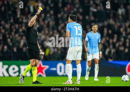 Rotterdam, pays-Bas. 25 octobre 2023. Rotterdam - arbitre Tobias Stieler, Nicolo Casale du Latium lors de la 3e étape de la phase de groupes de l'UEFA Champions League entre Feyenoord et SS Lazio au Stadion Feijenoord de Kuip le 25 octobre 2023 à Rotterdam, aux pays-Bas. Crédit : photos boîte à boîte/Alamy Live News Banque D'Images