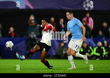 ROTTERDAM - (de gauche à droite) Quinten Timber de Feyenoord, Adam Marusic de SS Lazio lors du match du groupe E de l'UEFA Champions League entre Feyenoord et Lazio Roma au Feyenoord Stadion de Kuip le 25 octobre 2023 à Rotterdam, pays-Bas. ANP OLAF KRAAK Banque D'Images