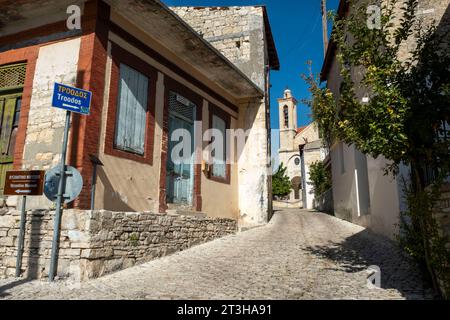 Panneau de rue avec indications pour les montagnes Troodos à travers le village de Vasa, district de Limassol, Chypre. Banque D'Images