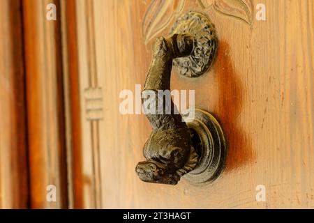 Vieille poignée de porte vintage sur une porte en bois. Mise au point sélective. Banque D'Images