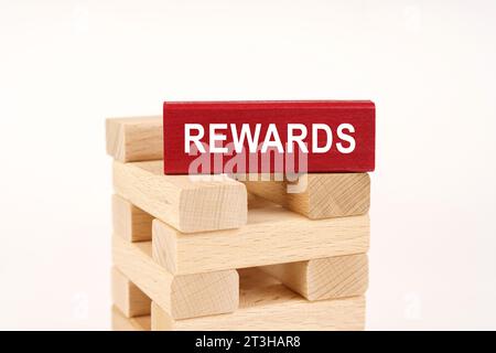 Concept commercial. Sur les planches de bois, il y en a une rouge avec l'inscription - RÉCOMPENSES Banque D'Images