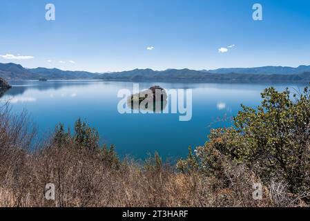 Îles au cœur du lac Lugu en Chine Banque D'Images