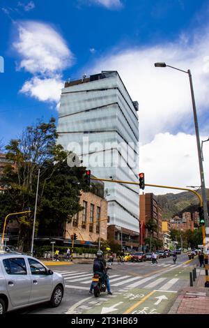 Bogota, Colombie - octobre 23 2023. Vue sur l'AC Hotel Bogota Zona T et la rue 85 sur le côté nord de la ville de Bogota. Banque D'Images