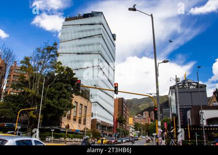 Bogota, Colombie - octobre 23 2023. Vue sur l'AC Hotel Bogota Zona T et la rue 85 sur le côté nord de la ville de Bogota. Banque D'Images