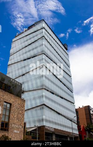 Bogota, Colombie - octobre 23 2023. Vue sur l'AC Hotel Bogota Zona T et la rue 85 sur le côté nord de la ville de Bogota. Banque D'Images