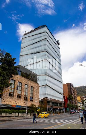 Bogota, Colombie - octobre 23 2023. Vue sur l'AC Hotel Bogota Zona T et la rue 85 sur le côté nord de la ville de Bogota. Banque D'Images