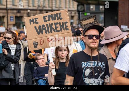 Me emme vaikene. EI rasismille ! Jeune fille tenant une pancarte en carton sur Aleksanterinkatu lors d'une manifestation contre le racisme à Helsinki, Finlande. Banque D'Images