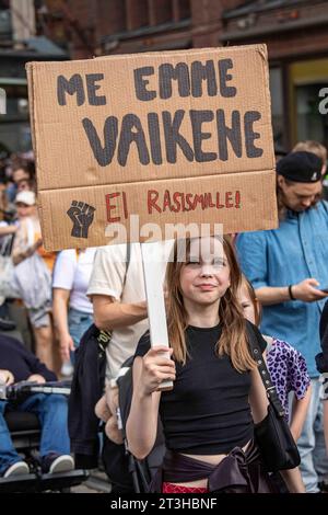 Me emme vaikene. EI rasismille ! Jeune manifestant tenant une pancarte en carton lors d'une manifestation contre le racisme à Helsinki, Finlande. Banque D'Images