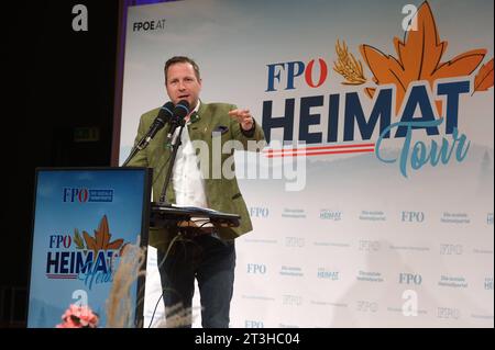 FPÖ-Heimattour, mit Herbert Kickl, Manfred Haimbuchner und Michael Schnedlitz, im Freizeitpark Micheldorf, Am 24.10.2023. DAS Bild zeigt den FPÖ-Generlsekretär, Michael Schnedlitz 2023 - FPÖ-Heimattour, mit Herbert Kickl, Manfred Haimbuchner und Michael Schnedlitz, im Freizeitpark Micheldorf, Am 24.10.2023. *** FPÖ visite de la maison, avec Herbert Kickl, Manfred Haimbuchner et Michael Schnedlitz, dans le parc d'attractions Micheldorf, le 24 10 2023 la photo montre le secrétaire général de FPÖ, Michael Schnedlitz 2023 FPÖ visite de la maison, avec Herbert Kickl, Manfred Haimbuchner et Michael Schnedlitz, dans l'amuse Banque D'Images