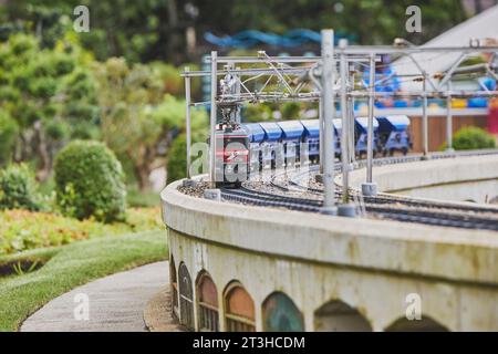 Train jouet dans une ville miniature dans le parc Madurodam, pays-Bas Banque D'Images