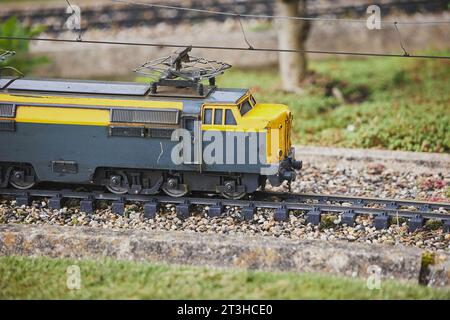 Train jouet dans une ville miniature dans le parc Madurodam, pays-Bas Banque D'Images