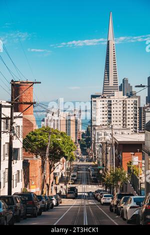 Vue sur Washington St, San Francisco, vers le pont d'Oakland, par temps clair. La Pyramide Transamerica est visible, au centre-droit Banque D'Images
