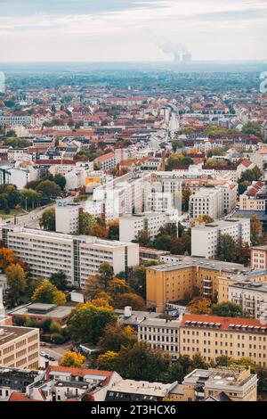 Immeubles d'appartements dans la ville allemande de Leipzig. Les cheminées de refroidissement d'une centrale électrique sont visibles à l'horizon Banque D'Images