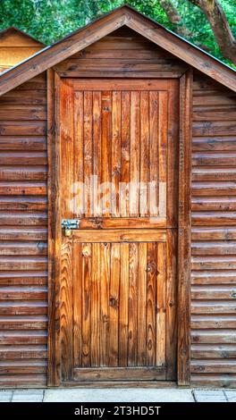 cabanon en bois dans le jardin pour garder les outils Banque D'Images