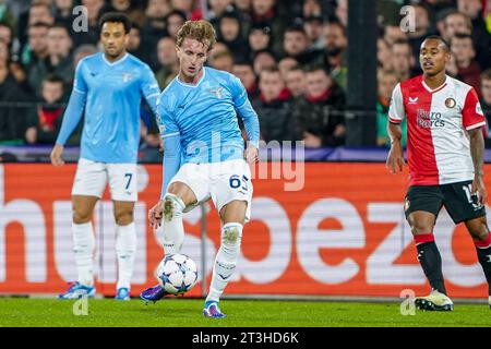 Rotterdam, pays-Bas. 25 octobre 2023. ROTTERDAM, PAYS-BAS - 25 OCTOBRE : Nicolo Rovella du SS Lazio passe le ballon lors du match Groupe E - UEFA Champions League 2023/24 entre Feyenoord et SS Lazio au Stadion Feijenoord le 25 octobre 2023 à Rotterdam, pays-Bas. (Photo Andre Weening/Orange Pictures) crédit : Orange pics BV/Alamy Live News Banque D'Images