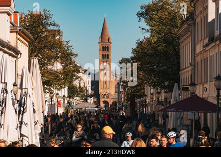 En regardant vers le bas d'une rue Brandenburger animée vers Church of St. Pierre et Paul, une église catholique romaine achevée en 1870 à Potsdam, en Allemagne Banque D'Images