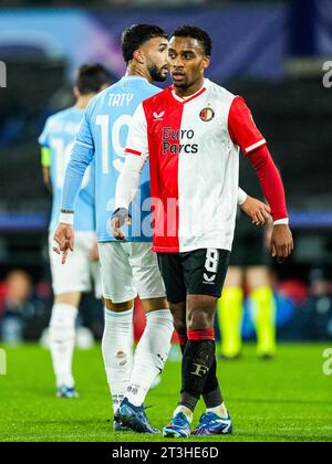 Rotterdam, pays-Bas. 25 octobre 2023. Rotterdam - Quinten Timber de Feyenoord lors de la 3e étape de la phase de groupes de l'UEFA Champions League entre Feyenoord et SS Lazio au Stadion Feijenoord de Kuip le 25 octobre 2023 à Rotterdam, aux pays-Bas. Crédit : photos boîte à boîte/Alamy Live News Banque D'Images