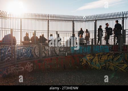 Les gens se rassemblent au sommet des restes d'une installation de canons antiaériens dans le parc Humboldthain, Berlin, Allemagne, par un après-midi ensoleillé d'automne Banque D'Images