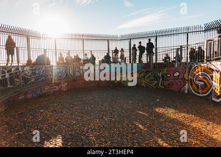 Les gens se rassemblent au sommet des restes d'une installation de canons antiaériens dans le parc Humboldthain, Berlin, Allemagne, par un après-midi ensoleillé d'automne Banque D'Images