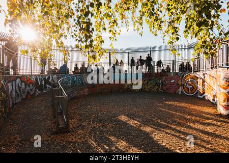 Les gens se rassemblent au sommet des restes d'une installation de canons antiaériens dans le parc Humboldthain, Berlin, Allemagne, par un après-midi ensoleillé d'automne Banque D'Images