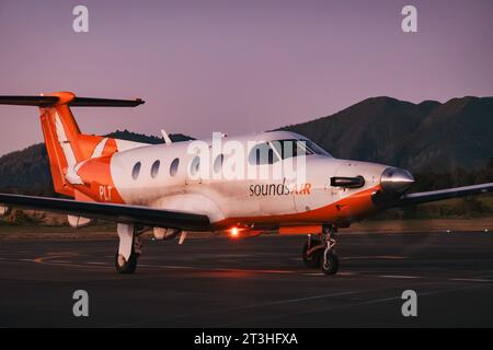 Un avion de passagers Soundsair Pilatus PC-12 démarre son moteur un soir à l'aéroport de Taupō, en Nouvelle-Zélande Banque D'Images