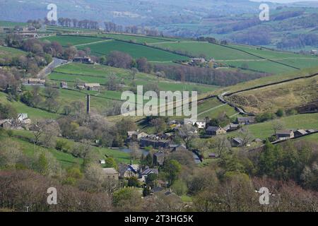 Le village de Dales de Lothersdale avec sa cheminée de moulin et son étang dans le North Yorkshire, Angleterre, Royaume-Uni Banque D'Images