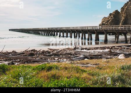 Le quai historique de Tolaga Bay, sur la côte est de l'île du Nord de la Nouvelle-Zélande. Ouvert en 1929, s'étendant sur 660 mètres Banque D'Images