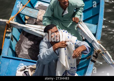 Les commerçants de rivière essayant de faire vendre à l'un des bateaux de croisière sur le Nil Banque D'Images