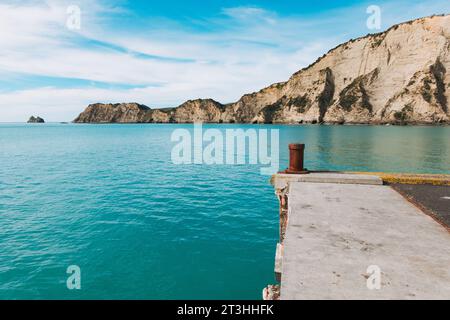Le quai historique de Tolaga Bay, sur la côte est de l'île du Nord de la Nouvelle-Zélande. Ouvert en 1929, s'étendant sur 660 mètres Banque D'Images