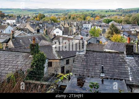 Castleberg Crag tours au-dessus de Settle et offre une vue magnifique sur la ville.Voici un paysage de toit pris du chemin qui mène au sommet de la Crag Banque D'Images