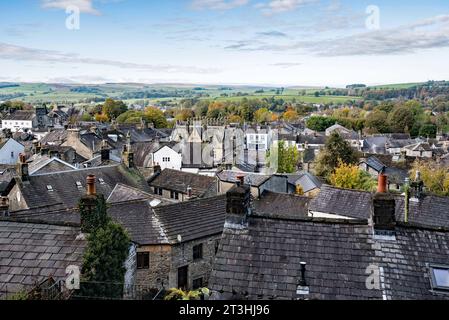 Castleberg Crag tours au-dessus de Settle et offre une vue magnifique sur la ville.Voici un paysage de toit pris du chemin qui mène au sommet de la Crag Banque D'Images