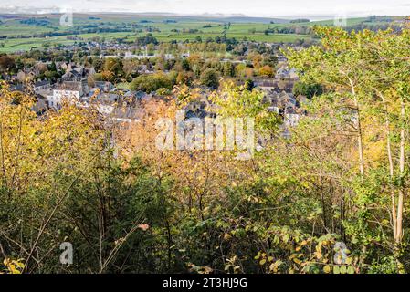 Castleberg Crag tours au-dessus de Settle et offre une vue magnifique sur la ville. Au 2023 octobre, les jeunes arbres bloquent la vue sur la place du marché. Banque D'Images