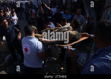 Rafah, Gaza. 25 octobre 2023. Un jeune blessé est emmené à l’hôpital à la suite des frappes israéliennes dans le camp de réfugiés de Rafah, dans le Sud de la bande de Gaza, le mercredi 25 octobre 2023. Le nombre de morts des frappes israéliennes sur la bande de Gaza a augmenté à près de 7 000, a déclaré le ministère palestinien de la Santé. Photo par Ismael Mohamad/UPI. Crédit : UPI/Alamy Live News Banque D'Images