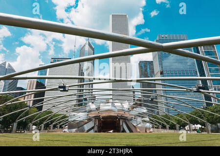 Des barres métalliques sillonnent le Jay Pritzker Pavilion, un amphithéâtre du Millennium Park à Chicago Banque D'Images