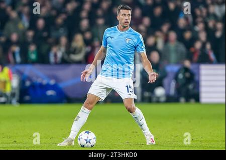 Rotterdam, pays-Bas. 25 octobre 2023. ROTTERDAM, PAYS-BAS - 25 OCTOBRE : Nicolo Casale du SS Lazio dribble avec le ballon lors du match Groupe E - UEFA Champions League 2023/24 entre Feyenoord et SS Lazio au Stadion Feijenoord le 25 octobre 2023 à Rotterdam, pays-Bas. (Photo Andre Weening/Orange Pictures) crédit : Orange pics BV/Alamy Live News Banque D'Images