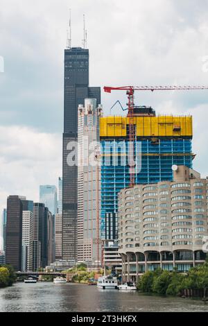 Sur la rivière Chicago, en regardant vers le nord à Willis Tower, une nouvelle construction de grande hauteur, et River City, un immeuble d'appartements dans le style brutaliste Banque D'Images