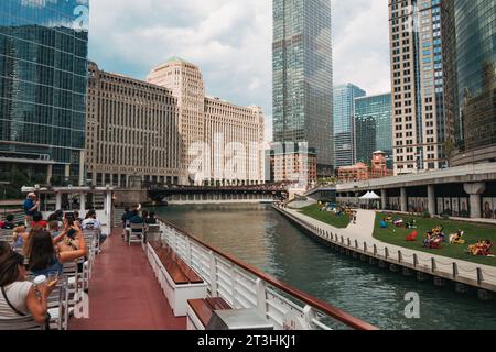 Touristes en haut d'une croisière en bateau sur la rivière Chicago lors d'une visite commentée de l'architecture de la ville Banque D'Images