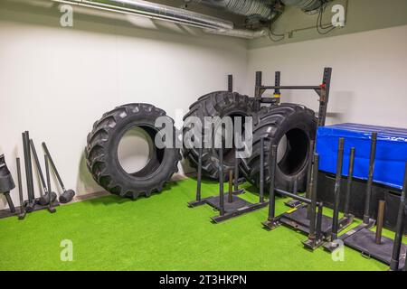 Vue sur la salle de gym avec pneus à retournement pour l'entraînement des hommes forts et divers autres équipements sportifs pour l'entraînement sportif actif. Suède. Banque D'Images