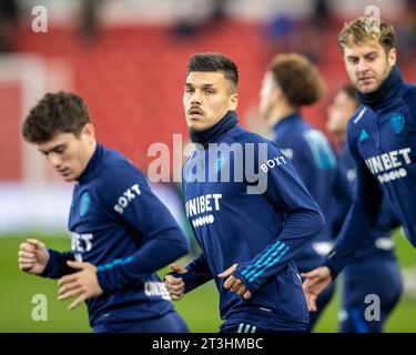 Stoke, Royaume-Uni. 25 octobre 2023 ; Bet365 Stadium, Stoke, Staffordshire, Angleterre; EFL Championship football, Stoke City contre Leeds United ; Joel Piroe de Leeds United pendant l'échauffement Banque D'Images